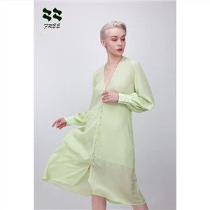 Рокля с дълбоко деколте