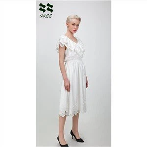 Бяла памучна рокля с еластична талия с бродерия