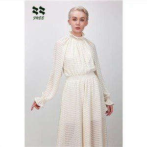 Партия с яка с яка и деколте с яка с дълга рокля за дами